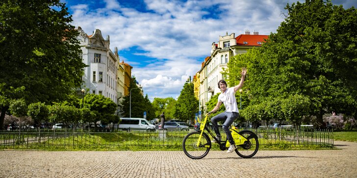 Bezstanicový bikesharing: roční tarif na půjčení 1 nebo 2 elektrokol Freebike a dárek