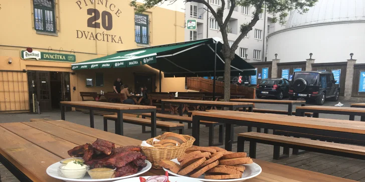 Pivnice 20 zve na baštu: kilo uzených žeber a 300 g tataráku s topinkami