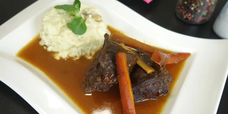 Pomalu tažená hovězí líčka na burgundský způsob se šťouchanými brambory
