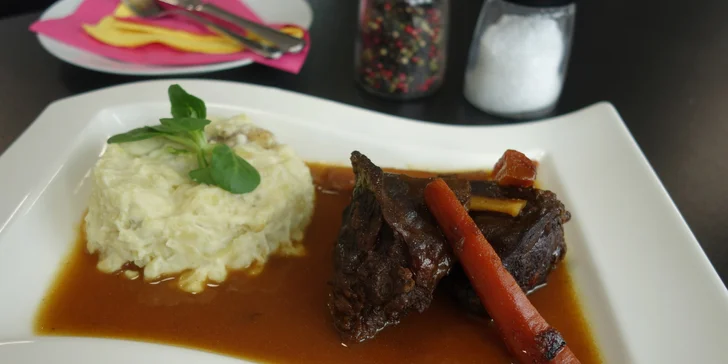 Pomalu tažená hovězí líčka na burgundský způsob se šťouchanými brambory