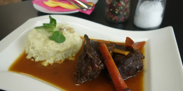 Pomalu tažená hovězí líčka na burgundský způsob se šťouchanými brambory