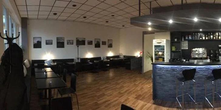 Pomalu tažená hovězí líčka na burgundský způsob se šťouchanými brambory