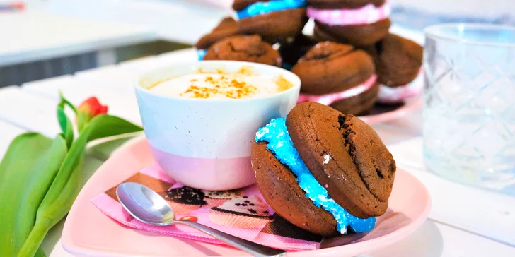 Espresso, cappuccino, latté či lungo a sladkost Whoopie v několika příchutích