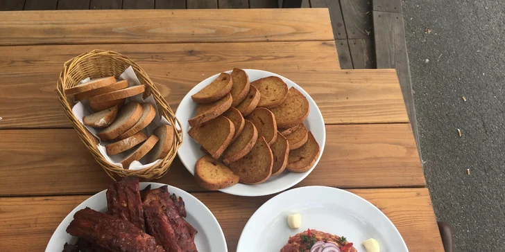Pivnice 20 zve na baštu: kilo uzených žeber a 300 g tataráku s topinkami