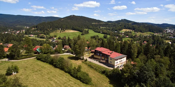 Horský hotel v Beskydech: polopenze, neomezený bazén a výlety