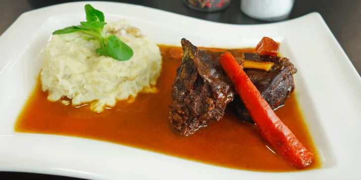 Pomalu tažená hovězí líčka na burgundský způsob se šťouchanými brambory