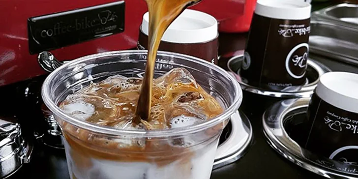 Osvěžení z mobilní kavárny Coffee-bike: 2× ledové macchiato s mátou