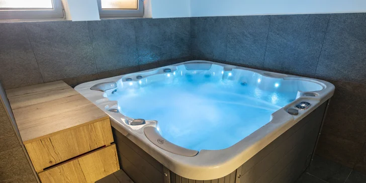 Wellness pobyt v resortu přímo u Lipna: polopenze, sauna a bazén