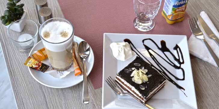 Káva i horká čokoláda a dortík nebo chlebíček podle výběru pro 1 i 2 osoby