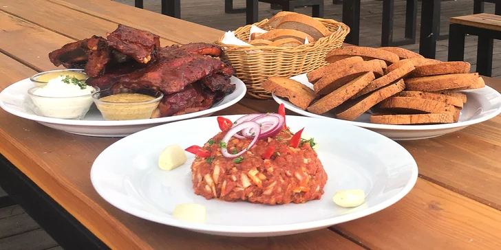 Pivnice 20 zve na baštu: kilo uzených žeber a 300 g tataráku s topinkami