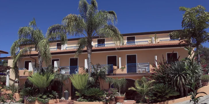 Kalábrie letecky z Brna: 8 dní v hotelu s polopenzí nebo light all inclusive