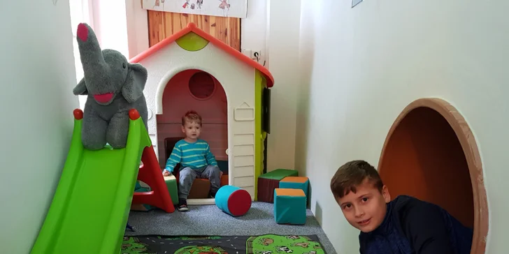 Děti se tu nudit určitě nebudou. Je tu dětský koutek, venku pískoviště a nedaleko hřiště.