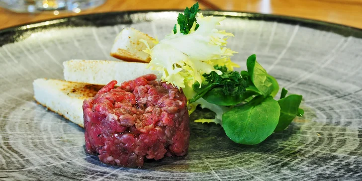 4chodové menu ve špičkové restauraci: tatarák, gazpacho, roastbeef a dezert