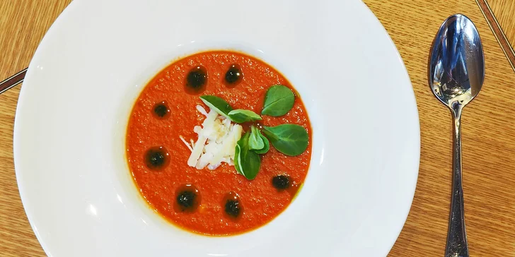 4chodové menu ve špičkové restauraci: tatarák, gazpacho, roastbeef a dezert