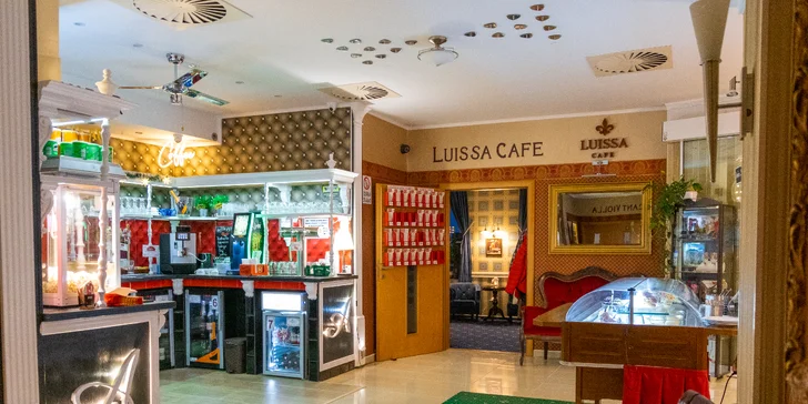 V samoobslužnom bare si dáte kávu, čaj, víno, pivo aj nealkoholické nápoje, ľahké teplé aj studené občerstvenie, pizzu, sendviče, dezerty alebo napríklad popcorn.