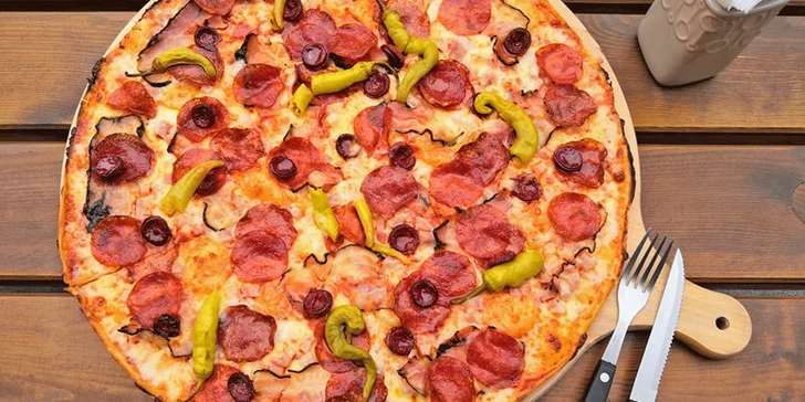 Jumbo pizza s průměrem 45 cm: špenátová, žampionová, šunková i salámová
