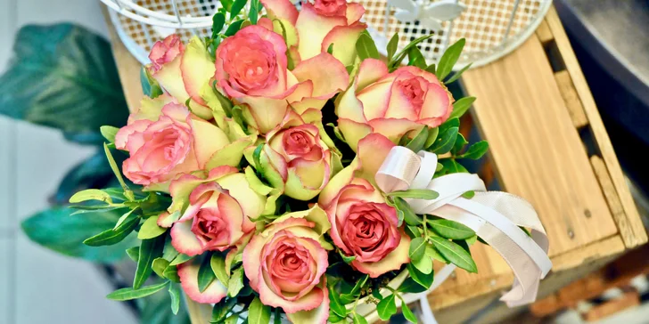 Řekněte to květinou: flower boxy s růžemi nebo růžovo-žlutý pugét