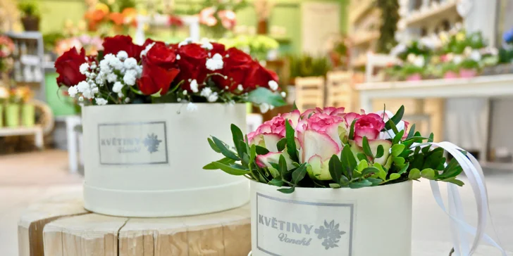 Řekněte to květinou: flower boxy s růžemi nebo růžovo-žlutý pugét