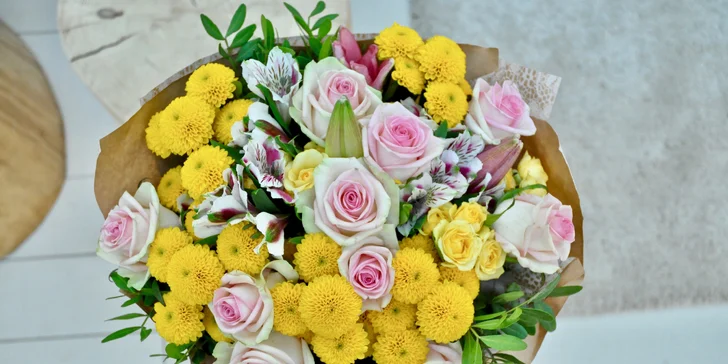 Řekněte to květinou: flower boxy s růžemi nebo růžovo-žlutý pugét