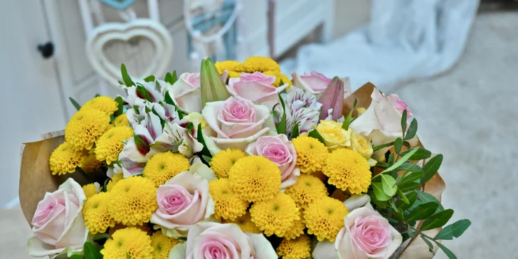 Řekněte to květinou: flower boxy s růžemi nebo růžovo-žlutý pugét