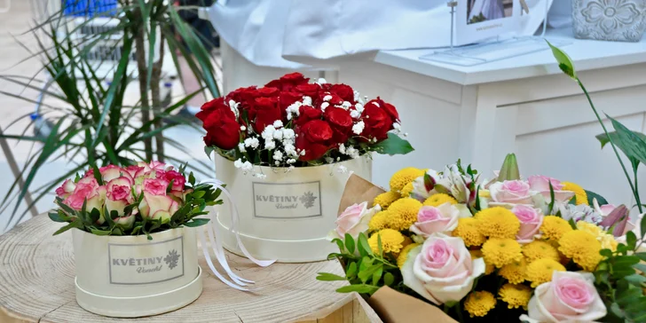 Řekněte to květinou: flower boxy s růžemi nebo růžovo-žlutý pugét