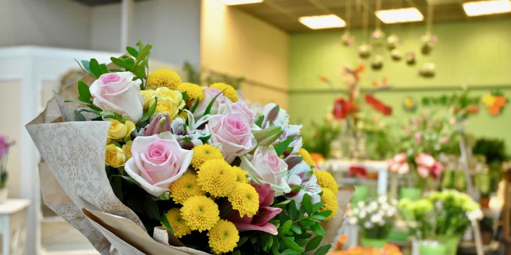 Řekněte to květinou: flower boxy s růžemi nebo růžovo-žlutý pugét