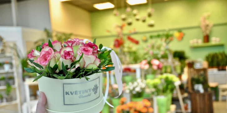 Řekněte to květinou: flower boxy s růžemi nebo růžovo-žlutý pugét