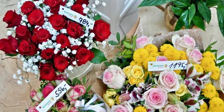 Řekněte to květinou: flower boxy s růžemi nebo růžovo-žlutý pugét