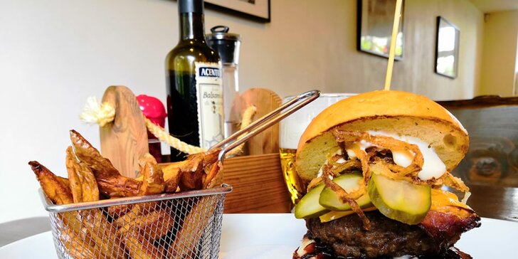 Porubská Tankovna zve na burger: 200 g hovězího v domácí bulce a hranolky
