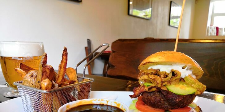 Porubská Tankovna zve na burger: 200 g hovězího v domácí bulce a hranolky