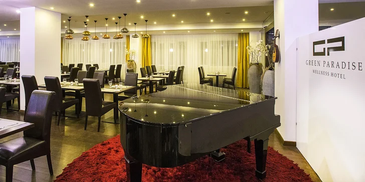 Tři chody v restauraci s výhledem na řeku: domácí paštika, špíz a crème brûlée