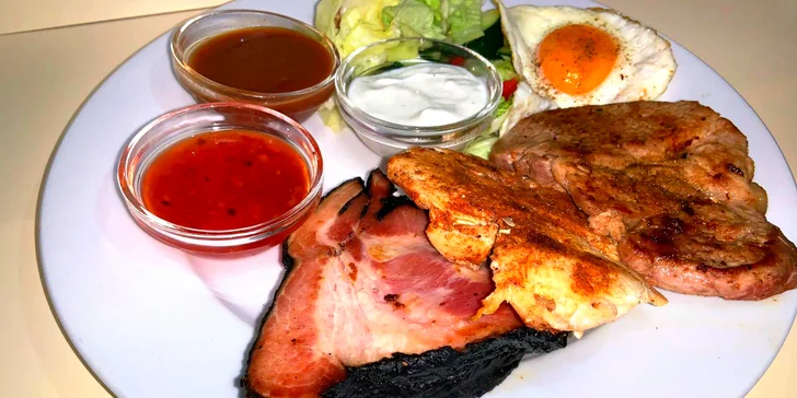 Talíř plný grilovaného nebo uzeného masa: krkovice, steak i cigára a slanina