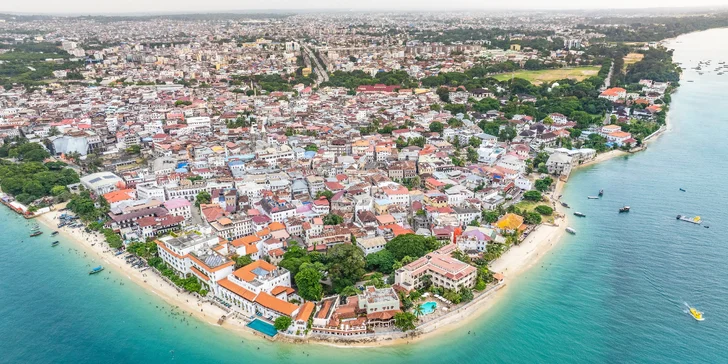 Kromě výletu za delfíny nebo ke korálovým útesům láká k návštěvě i metropole Zanzibar. Nese přezdívku Kamenné město a tvoří ji spleť úzkých klikatících se uliček s kamennými domy, které se pyšní krásně vyřezávanými dveřmi.