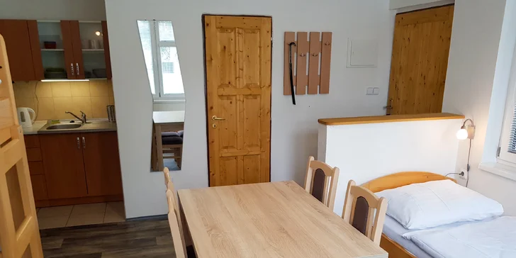 K přespání poslouží 2 samostatné postele, 1 palanda a 1 přistýlka. (zděná chatka)