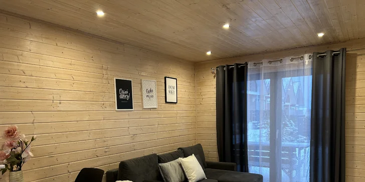  Nechybí obývací část se zmíněnou pohovkou a TV.