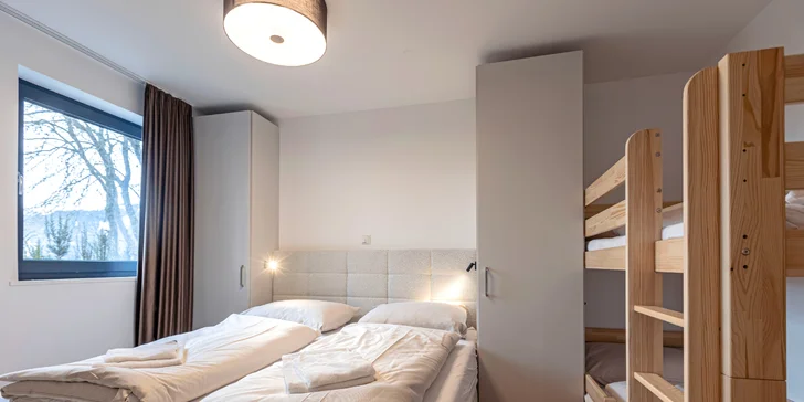Ide o nádherne vybavený apartmán s 2 spálňami (v každej manželská posteľ), rozkladacou pohovkou, 2 kúpeľňami a plne vybavenou kuchyňou.