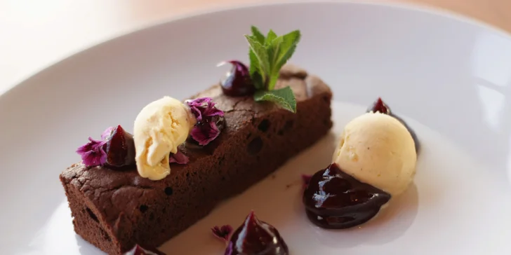 Čokoládové brownies s vanilkovou zmrzlinou a borůvkovým coullis 