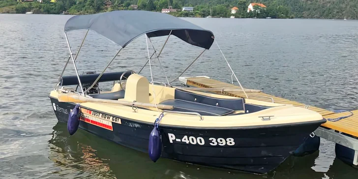 Před samotnou projížďkou dostanete krátké školení, během kterého se seznámíte se základními pravidly plavebního provozu a plavebním řádem, načež si vše ještě v pohodě vyzkoušíte. 