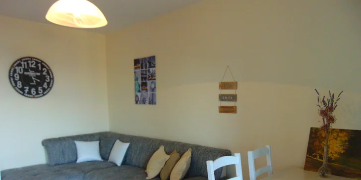 Štúdiá a apartmány majú navyše obývaciu časť s posedením a jedálenským stolom.