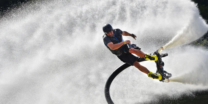 Adrenalin nad vodou: bláznivý let na flyboardu