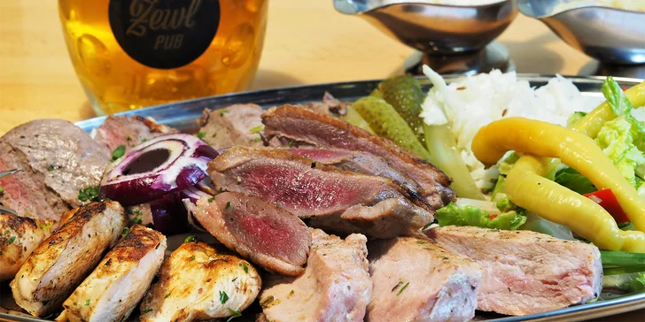 Mísa plná steaků pro 2 až 4 osoby: 4 druhy masa, zeleninová obloha a pečivo