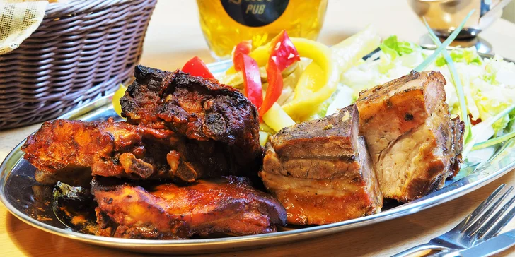 1kg mísa pikantních vepřových žebírek a konfitovaného bůčku i pečivo