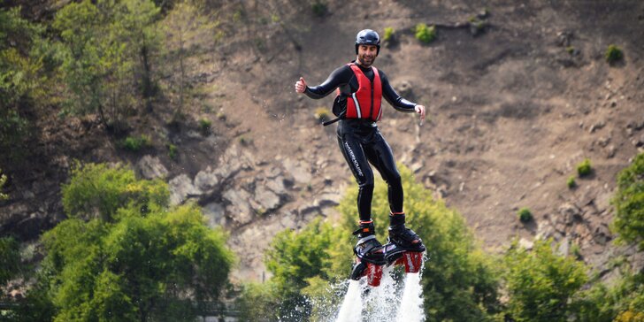 Adrenalin nad vodou: bláznivý let na flyboardu