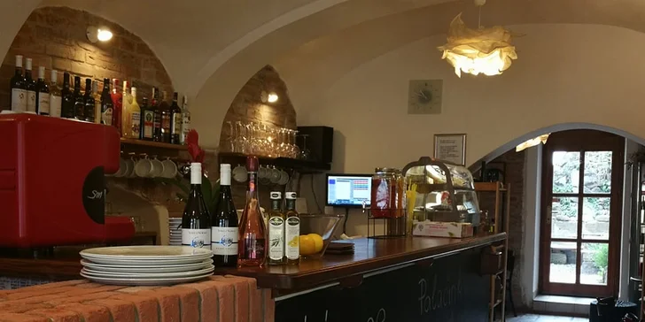 2 křupavé pizzy o průměru 32 cm v pizzerii La Vera