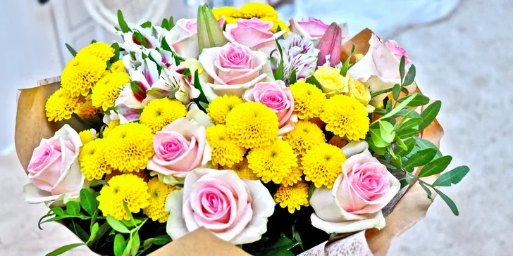 Řekněte to květinou: flower boxy s růžemi nebo růžovo-žlutý pugét