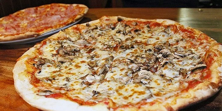 S partou za zábavou: hodina bowlingu až pro 6 osob a italská pizza