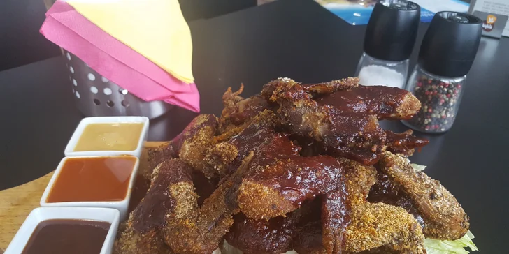 BBQ hostina: uzená vepřová žebra s pečivem či kuřecí křidýlka s hranolky