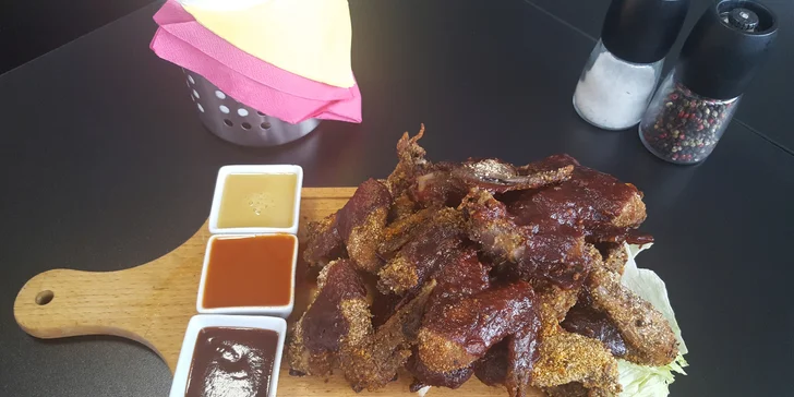 BBQ hostina: uzená vepřová žebra s pečivem či kuřecí křidýlka s hranolky
