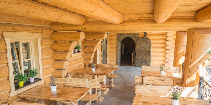 Pobyt v tradiční kolibě na Oravě: polopenze, wellness i pivní koupel