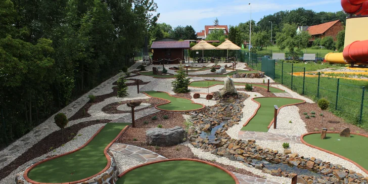Ve všední dny na adventure golf: hodina zábavy na 18 jamkách